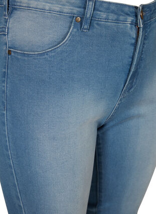 Zizzi Amy capri jeans z wysokim stanem i bardzo dopasowanym krojem, Light Blue Denim, Packshot image number 2