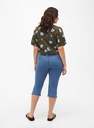 Zizzi FLASH – jeansowe spodnie capri z wysokim stanem o waskim kroju, Light Blue Denim, Model image number 1