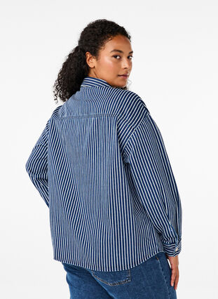 Zizzi Koszula dzinsowa w jednolitym kolorze z kieszeniami na piersiach, Blue Denim Stripe, Model image number 1