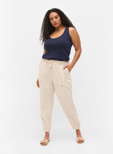 Zizzi Trousers with pockets and elasticated trim, Warm Sand, Model image number 0