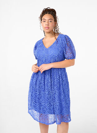 Zizzi Koronkowa sukienka z krótkim rekawem i dekoltem w szpic, Dazzling Blue, Model image number 0
