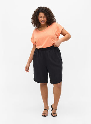 Zizzi Loose Bermuda shorts with smock, Black, Model image number 2