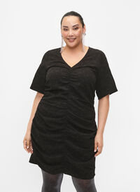 Sukienka z krótkim rekawem z teksturowanego materialu i drapowaniami, Black, Model