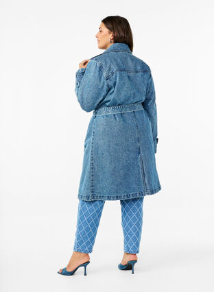 Zizzi Dzinsowy trencz z paskiem, Blue Denim, Model image number 2