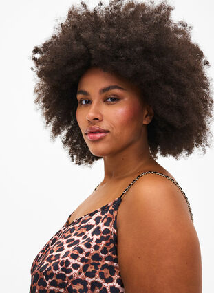 Zizzi Top w panterke z lancuszkiem, Leopard AOP, Model image number 2