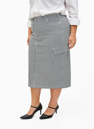 Zizzi Olówkowa spódnica w paski z kieszeniami, Black & White Stripe, Model image number 2