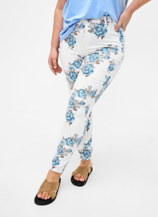 Zizzi Bardzo waskie jeansy Amy z kwiatowym nadrukiem, White B.AOP, Model image number 2