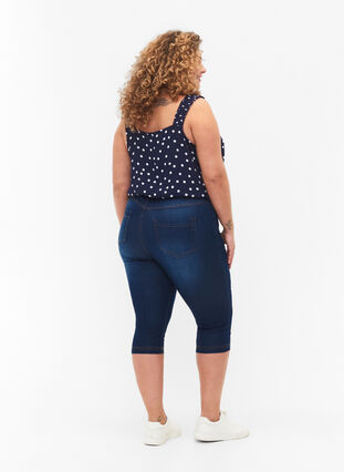 Zizzi Amy capri jeans z wysokim stanem i bardzo dopasowanym krojem, Blue Denim, Model image number 1