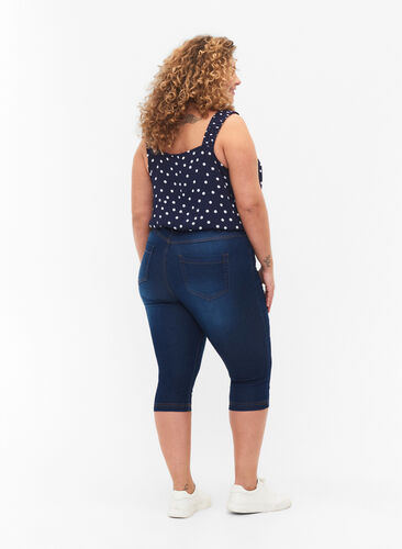 Zizzi Amy capri jeans z wysokim stanem i bardzo dopasowanym krojem, Blue Denim, Model image number 1