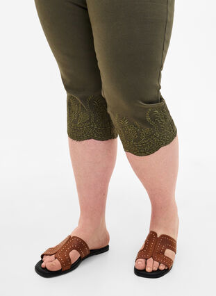 Zizzi Wysokie spodnie 3/4 z haftem angielskim, Dusty Olive, Model image number 2