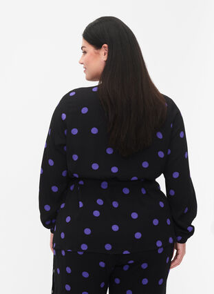 Zizzi Kopertowa bluzka z wiskozy w kropki, Black w. Purple Dot, Model image number 1