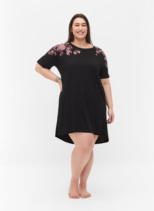 Zizzi Cotton nightdress with floral print, Black, Model image number 2