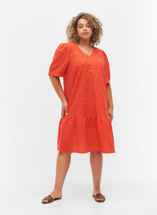 Zizzi Textured dress with short puff sleeves, Mandarin Red, Model image number 2