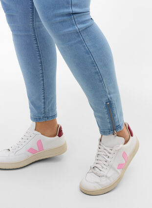 Zizzi Jeansy Amy nad kostke z suwakiem, Light blue denim, Model image number 2