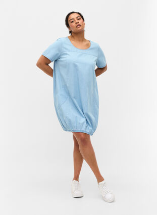 Zizzi Short-sleeved denim dress with pockets, Light blue denim, Model image number 2