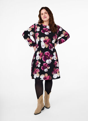 Zizzi Wiskozowa sukienka z nadrukiem i dlugimi rekawami, Black Pink FlowerAOP, Model image number 2