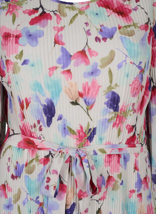Zizzi Wzorzysta plisowana sukienka z wiazaniem w pasie, White/MultiFlowerAOP, Packshot image number 2