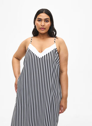 Zizzi Flash – sukienka w paski z wiskozy, Black White Stripe, Model image number 2