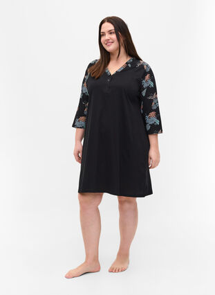 Zizzi cotton night dress with printed detail, Black Flower AOP, Model image number 2