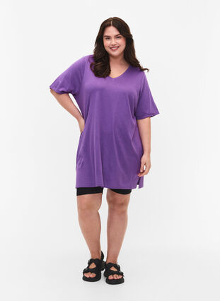 Zizzi Jednokolorowa koszulka typu oversize z dekoltem w szpic, Deep Lavender, Model image number 2