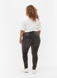 Super waskie jeansy Amy z wysokim stanem, Dark Grey Denim, Model