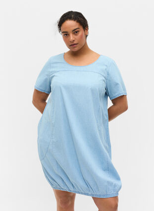 Zizzi Short-sleeved denim dress with pockets, Light blue denim, Model image number 0