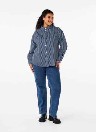 Zizzi Koszula dzinsowa w paski z kieszeniami na piersi, Blue Denim Stripe, Model image number 3