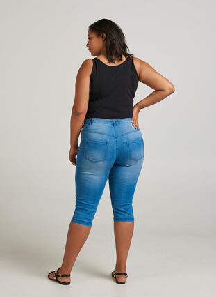 Zizzi Jeansy Emily capri o dopasowanym kroju, Light blue denim, Model image number 0