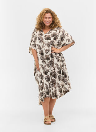 Zizzi Printed caftan viscose dress, Beige Leaf, Model image number 2