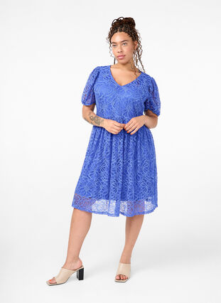 Zizzi Koronkowa sukienka z krótkim rekawem i dekoltem w szpic, Dazzling Blue, Model image number 2