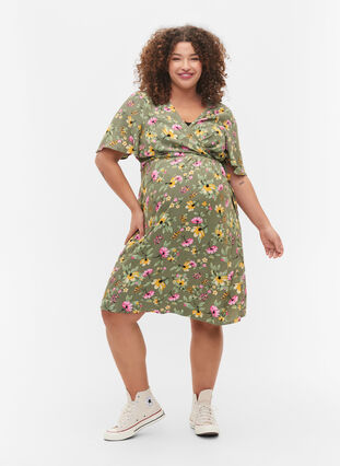 Zizzi Kopertowa sukienka ciazowa z wiskozy, Green Flower Print, Model image number 2