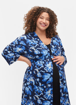 Zizzi Pregnancy kimono with 3/4 sleeves, Blue Flower Print, Model image number 2