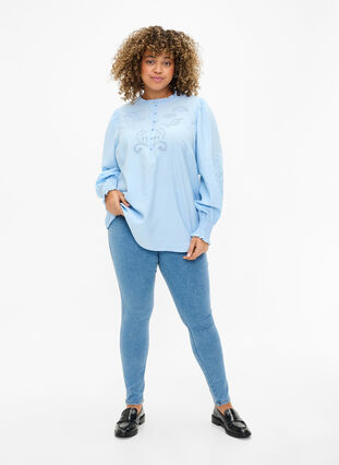 Zizzi Bluzka z marszczeniami i haftem angielskim, Chambray Blue, Model image number 2