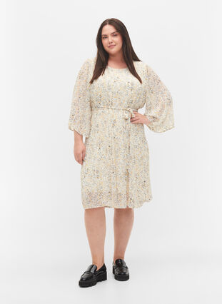 Zizzi Pleated dress with tie belt, Icicle Flower AOP, Model image number 2