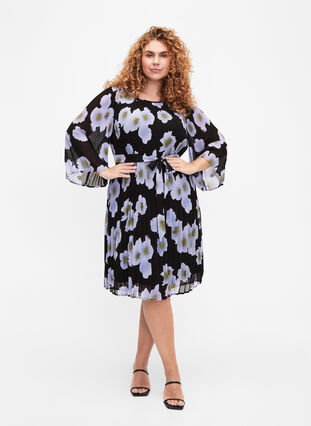 Zizzi Wzorzysta plisowana sukienka z wiazaniem w pasie, Black w. Floral, Model image number 2