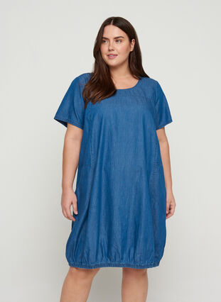 Zizzi Short-sleeved denim dress with pockets, Blue denim, Model image number 0