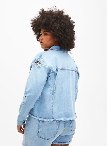 Zizzi Krótka kurtka jeansowa z niepokojacymi detalami, Light Blue Denim, Model image number 1