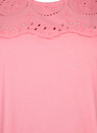 Zizzi T-shirt z organicznej bawelny z haftem angielskim, Strawberry Pink , Packshot image number 2