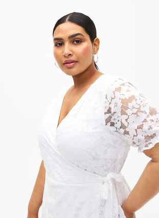 Zizzi Kopertowa sukienka z koronka i krótkimi rekawami, Bright White, Model image number 2