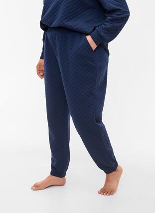 Zizzi Quilted jogging bottoms with pockets, Navy Blazer, Model image number 2