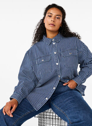 Zizzi Koszula dzinsowa w paski z kieszeniami na piersi, Blue Denim Stripe, Model image number 2