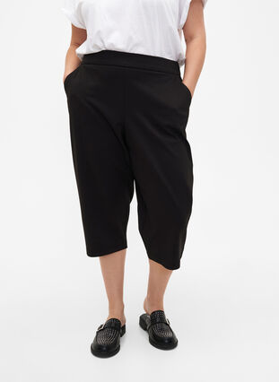 Zizzi Maddison luzne spodnie 3/4 z kieszeniami, Black, Model image number 2