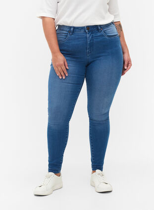 Zizzi Super waskie jeansy Amy z wysokim stanem, Light blue, Model image number 2