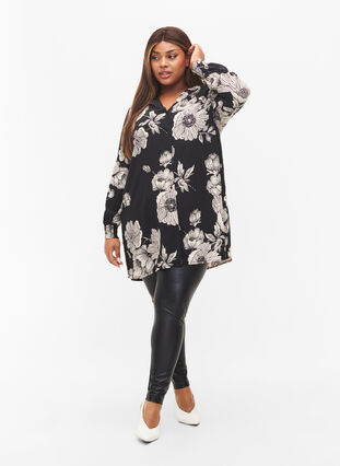 Zizzi Long floral viscose shirt, Black White AOP, Model image number 2