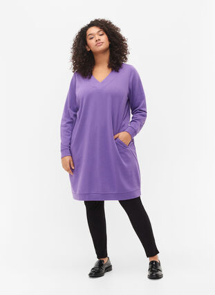 Zizzi Sweatshirt dress with v-neckline, Deep Lavender, Model image number 2