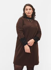 Gladka sukienka z dekoltem w szpic i rekawami 3/4, Coffee Bean, Model