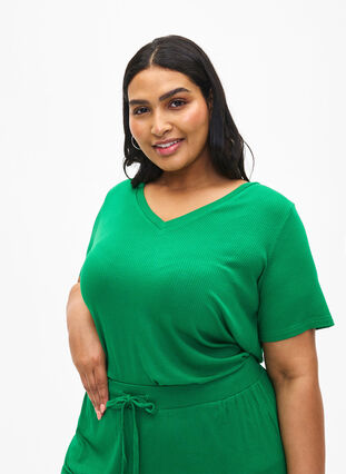 Zizzi Prazkowany t-shirt z wiskozy z dekoltem w szpic, Jolly Green, Model image number 0