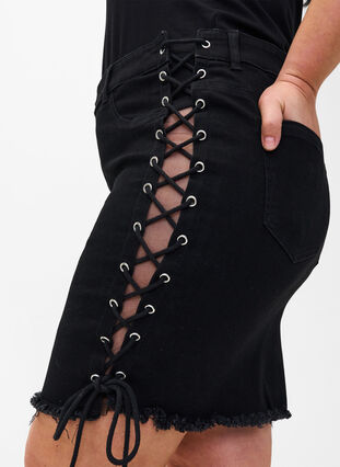 Zizzi Krótka dzinsowa spódniczka ze sznurowaniem, Black, Model image number 3