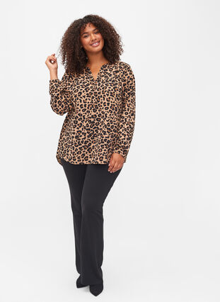 Zizzi Long-sleeved blouse in leopard print and v-neck, Leopard, Model image number 2