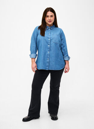 Zizzi Jeansowa koszula z dlugimi rekawami i kieszenia na piersi, Light Blue Denim, Model image number 2